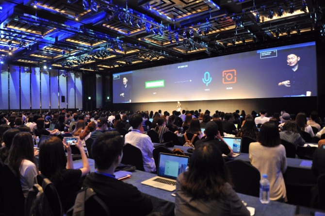 네이버 디자인설계 김승언 리더가 23일 열린 '디자인 콜로키움 2017'에서 기조연설을 하고 있다.