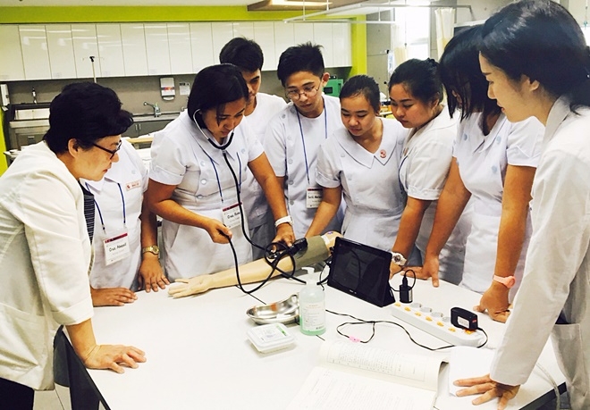 필리핀 간호학과 학생들이 혈압검사 실습을 하고 있다. 대구보건대=제공
