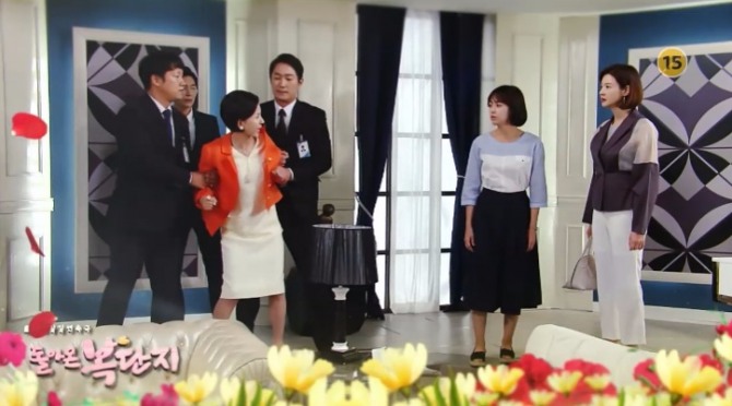 24일 밤 방송되는 MBC 일일드라마 '돌아온 복단지' 80회에서는 송선미(박서진) 대신 은여사(이혜숙 분)가 복단지(강성연) 앞에서 검찰에 연행되는 장면이 그려진다. 