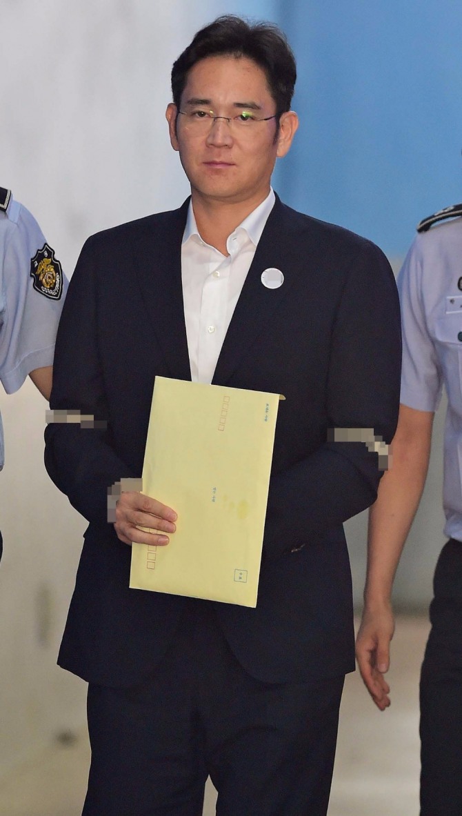 이재용 삼성전자 부회장이 25일 오후 2시30분 서울 서초동 서울중앙지법 417호 대법정에서 열린 1심 선고공판에 출석했다. 사진=뉴시스