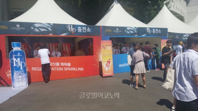 광동제약 HP/MP 음료 부스.  결승전 방문객들을 대상으로 프로모션 이벤트를 진행한다.