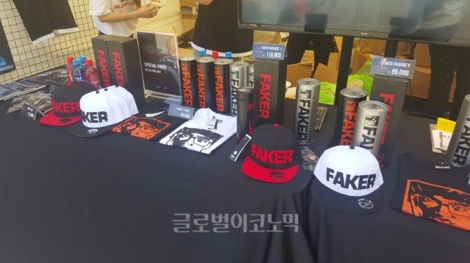 슈퍼플레이 부스에서 다양한 페이커 MD 상품을 판매중이다. 