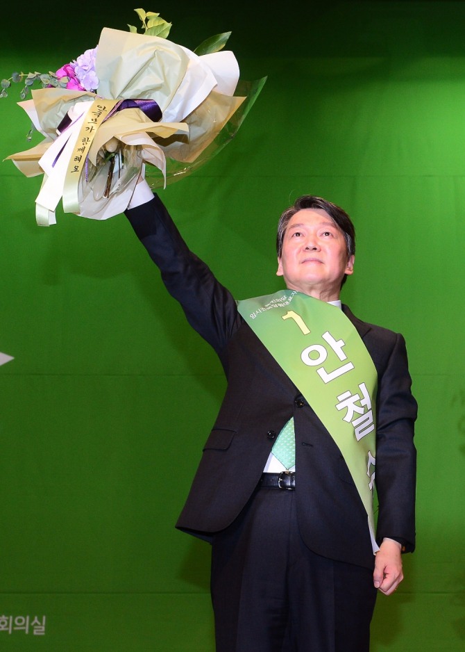 27일 오후 서울 여의도 국회 의원회관 대회의실에서 열린 국민의당 임시전국당원대표자대회에서 당 대표로 선출된 안철수 대표가 포즈를 취하고 있다. 사진=뉴시스