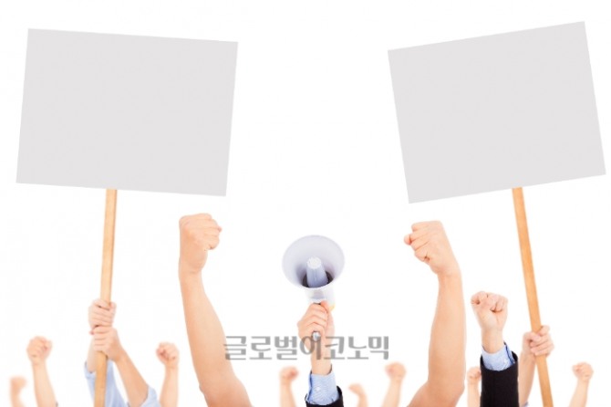 깨끗한나라가 릴리안 환불접수를 시작한 가운데 소비자들이 식약처와 타 업체들에게 화살을 돌리고 있다.