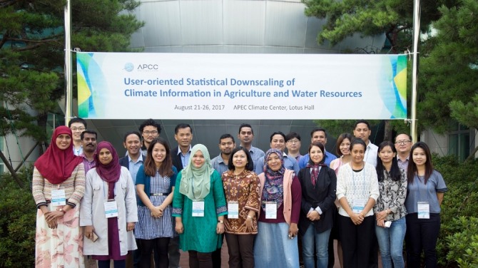 APEC기후센터는 지난 8월 21일부터 26일까지 아시아·태평양 지역 16개 개도국의 기상청 및 농업·수자원 분야 정부기관 실무진 20명을 대상으로 '2017년도 농업·수자원 분야 사용자 맞춤형 기후정보 생산 교육 프로그램'을 실시했다. APEC기후센터=제공