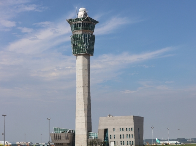 인천국제공항 주 관제탑(인천관제탑)이 최첨단 관제시스템으로 새 단장을 마쳤다. 사진=인천국제공항공사