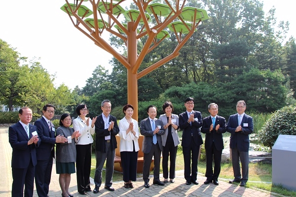 한화큐셀코리아가 국회기후변화포럼에 쏠라트리를 기증했다. 