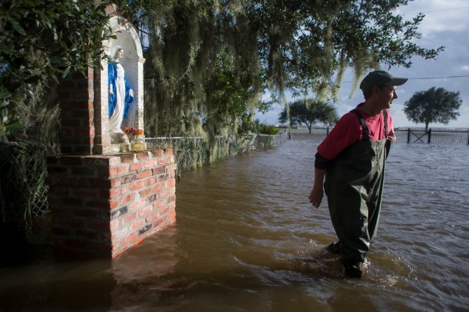 초강력 허리케인 하비가 몰고온 폭우는 휴스턴 일대 교통을 마비시켰다. 지역 피자헛 가맹점이 카약을 타고 피자를 배달해 화제가 되고 있다. 사진=AP/뉴시스