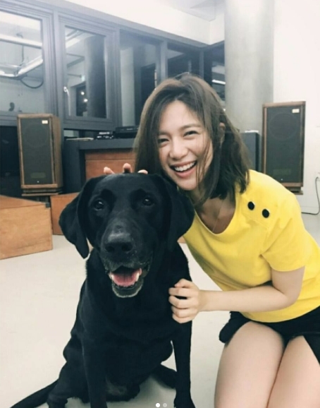 이엘리야의 최근 종영한 인기 드라마 '쌈, 마이웨이' 속 파격 키스신의 비하인드 스토리가 최근 공개된 가운데 그가 개와 찍은 아찔한 하반신 인스타그램 컷이 눈길을 끌고 있다. 사진=이엘리야 인스타그램