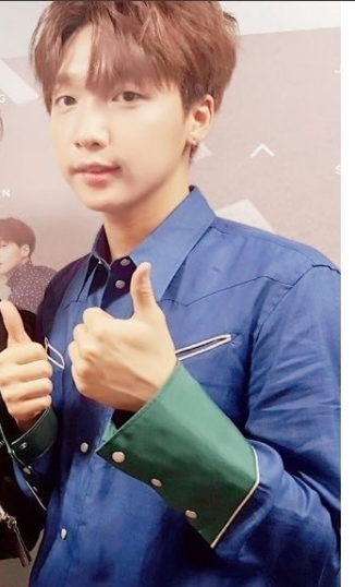 '프로듀스 101' 시즌2 정세운이 정식 데뷔와 관련해 감격스럽다는 소감을 전하며 눈길을 끌고 있는 가운데 지난달 31일 인스타그램 사진도 게재했다. 사진=정세운 인스타그램