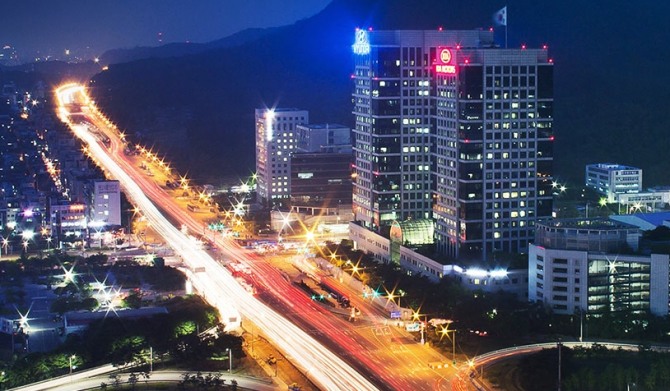 기아차 통상임금 판결에서 신의칙 적용은 오류… 대법원 판례 문제있다, 국제 민법학계 주장이다. 김대호 박사는 고려대 경제학과를 졸업한 후 동아일보 매일경제신문 SBS CNBC 한경와우TV 글로벌이코노믹 등을 거치면서 기자 워싱턴특파원 금융부장 국제부장 경제부장 주필 편집인 해설위원 등을 역임했다. 또 고려대 경영대 기업경영연구소 MOT대학원 등에서 교수로 재직해왔다. 이밖에도 한국도로공사 리스크관리위원 금융정보센터 상임이사 IMF 대책본부장 KB금융지주 자문위원 글로벌이코노믹 연구소장 중국 인민대학 연구위원 미국 미주리대 교환교수 등을 지냈다. 저서로는 거대기업스토리(김영사) IMF 한국이 바뀐다 (매일경제) 개념원리 경제학 미국경제론 등이 있다.  (독자 전화 010 2500 2230) 