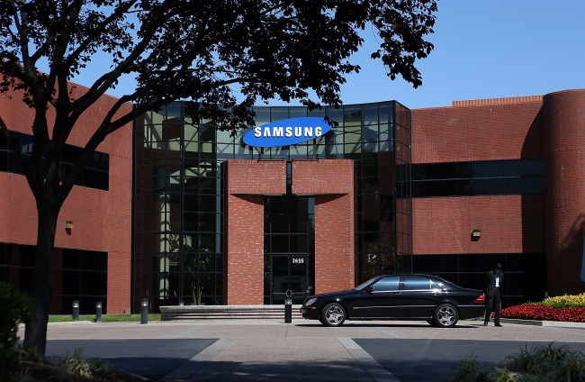 삼성전자 미국 실리콘밸리 산호세 사무소 앞에 삼성이 개발한 테스트 하드웨어를 탑재한 현대차 차량 모습.
