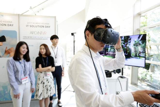 아시아나IDT가 9월 1일 금호아시아나그룹 본관에서 개최한 ‘금호아시아나IT솔루션데이’에서 그룹사 직원이 VR을 체험하고 있다. 사진=금호아시아나
