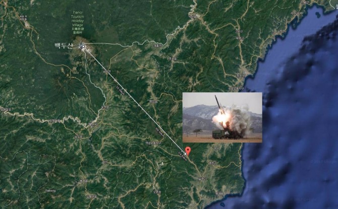 북한의 풍계리 핵 실험장은 백두산 동남쪽 130km 지점으로 규모 5.0에서 7.0의 지진이 발생할 경우 지진파가 만든 압력이 가득찬 마그마를 자극해 분출할 가능성이 있다. 자료=구글지도