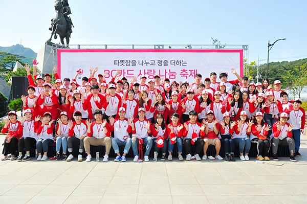 봉사활동에 참여한 BC카드 빨간밥차봉사단 7기 단원들이 사랑나눔축제 기념촬영을 하고 있다.