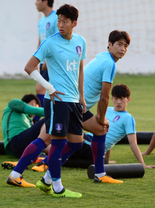  축구대표팀 손흥민과 이동국이 2일 오후(현지시간) 우즈베키스탄 타슈켄트 분요드코르 보조경기장에서 2018 러시아 월드컵 아시아 최종예선 우즈베키스탄전을 앞두고 훈련을 하고 있다./뉴시스