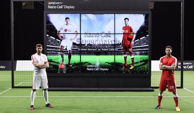 LG전자가 지난달 공개한 나노셀 TV 광고영상에 출연한 영국 축구스타 스티븐 제라드(왼쪽)와 아담 랄라나.