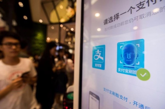 중국 항저우 KFC의 레스토랑 KPRO에서 얼굴인식결제시스템 '스마일 투 페이'를 도입했다. 사진=로이터/뉴스1