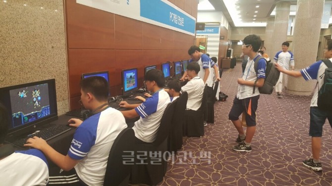 행사장에 3층에 마련된 PC게임 연습존에서 대회 준비를 하고 있는 학생들. 