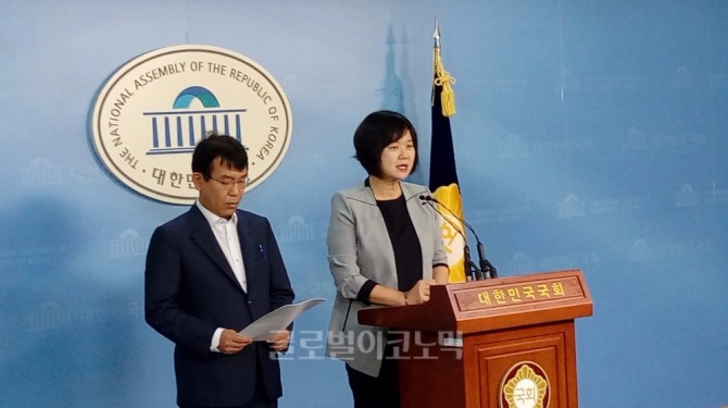 정의당 이정미 대표는 5일 보다 면밀한 생리대 실태조사를 위해 민관공동조사위원회 구성을 촉구해야 한다며 목소리를 높였다. 