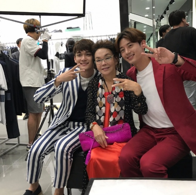 SBS 주말드라마 '언니는 살아있다'에서 사군자 역의 김수미가 손자 구세준 역의 조윤우, 설기찬이자 구세후 역의 이지훈과 다정한 한 때를 보내는 비하인드 컷. 사진=조윤우 인스타그램 캡처
