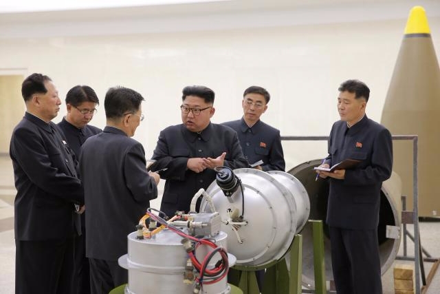 미국 내에서 북한을 비핵화 상태로 되돌리는 것은 이제 불가능하다며, 북한의 핵무기 보유를 인정하는 한편, 핵전력을 억제 또는 봉쇄 대책을 생각해야한다는 주장이 나오기 시작했다.. 자료=KCNA