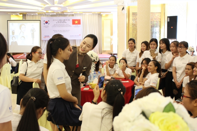 5일 베트남 하노이 하이즈엉성에서 열린 '베트남 저소득층 여성을 위한 서비스 특강'에 참여한 교육생들이 메이크업 강의를 듣고 있다. 사진=아시아나항공