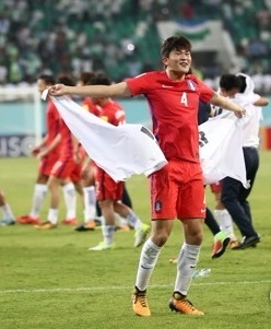 5일 오후(현지시간) 우즈베키스탄 타슈켄트 분요드코르 경기장에서 열린 2018 러시아월드컵 아시아지역 최종예선 한국과 우즈베키스탄의 경기. 우즈벡과 0-0 무승부를 거두며 월드컵 본선 진출을 확정 지은 한국의 김민재가 환호하고 있다. /연합뉴스