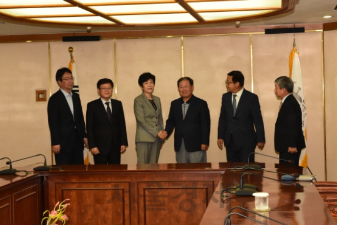 김영주 고용노동부 장관(왼쪽에서 세번째)과 박병원 한국경총 회장(왼쪽에서 네번째)이 5일 만나 악수를 나누고 있다. 