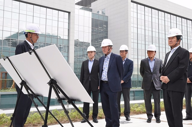 구본무 LG 회장(왼쪽 셋째)이 지난 5일 서울 강서구 마곡지구 LG사이언스파크 마무리 건설 현장을 점검하고 있다.
