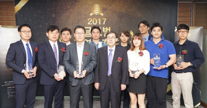 글로벌이코노믹은 6일 서울 여의도 의원회관에서 제1회 글로벌 경영브랜드 대상 시상식을 개최했다. 수상자들이 한 자리에 모여 기념촬영을 하고 있다.