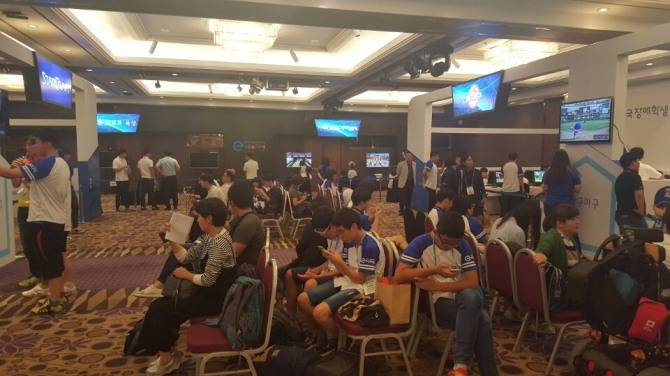 행사장 2층에 마련된 경기장 모습. LCD 모니터로 경기 화면이 중계된다. 