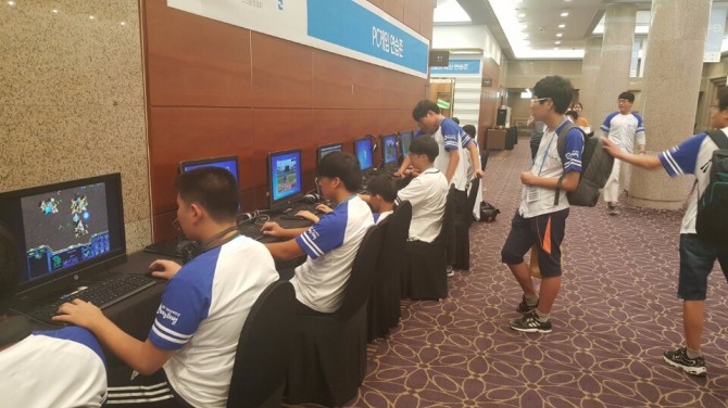 학생들이 경기에 앞서 'PC게임 연습존'에서 최종 점검 중이다. 대회 참여 학생 수에 비해 준비된 PC수가 적어 뒤에서 기다리는 학생들도 있었다. 
