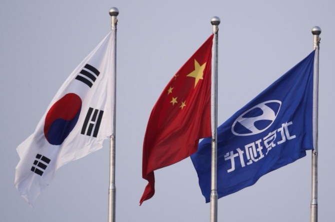 베이징현대차 공장에는 여전히 한국과 중국 국기, 베이징현대의 깃발이 나란히 게양돼 있다. 자료=로이터통신/뉴스1