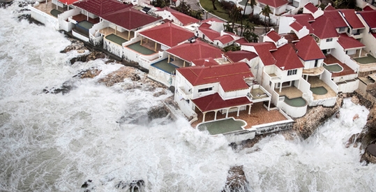 카리브 해 인근에서 최소 10명의 사망자를 낸 초대형 태풍 '어마'가 이번 주말 미국 본토에 상륙할 가능성이 높은 가운데 미국 국립 허리케인 센터가 앞으로 48시간 이내에 쓰나미·홍수 발생 가능성을 제기해 긴장이 고조되고 있다 / 사진=로이터/뉴스1