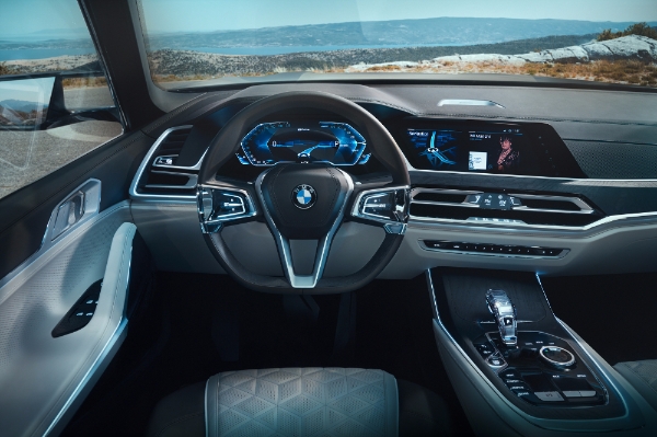 BMW그룹은 2017 프랑크푸르트 국제모터쇼에서 X7 i퍼포먼스(iPerformance) 콘셉트를 세계 최초 공개한다.