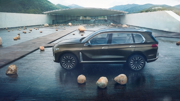 BMW그룹은 2017 프랑크푸르트 국제모터쇼에서 X7 i퍼포먼스(iPerformance) 콘셉트를 세계 최초 공개한다.