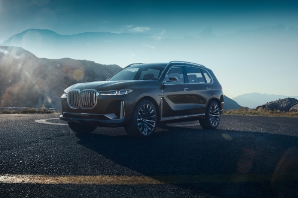 BMW그룹은 2017 프랑크푸르트 국제모터쇼에서 X7 i퍼포먼스(iPerformance) 콘셉트를 세계 최초 공개한다. 