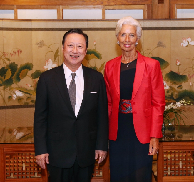 박용만 대한상의 회장(왼쪽)과 크리스틴 라가르드(Christine Lagarde) IMF 총재가 기념촬영을 하고 있다. 사진=대한상의