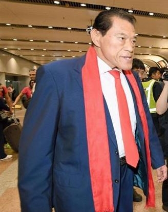 북한을 방문한 후 11일 경유지 베이징 국제공항에 도착한 안토니오 이노키 참의원 의원. 