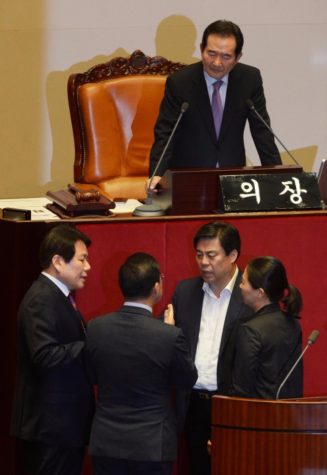 11일 오후 서울 여의도 국회 본회의장에서 열린 제354회 국회 정기회 제5차 본회의에서 김이수 헌법재판소 후보자의 인준안이 부결됐다. 사진=뉴시스 