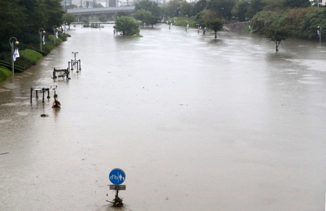 지난 11일 물폭탄이 쏟아진 부산의 도로가 물에 잠겨 있다.사진=연합뉴스