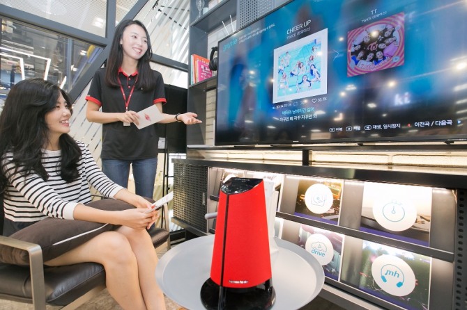 KT는 지난달 말 스타필드 고양에 ‘기가지니 체험관’을 열고 기가지니 알리기에 열중하고 있다. KT는 자사 IPTV, 인터넷 서비스 등과 기가지니를 결합하면 기가지니 단말기 가격을 할인해주는 프로모션을 진행중이다. 