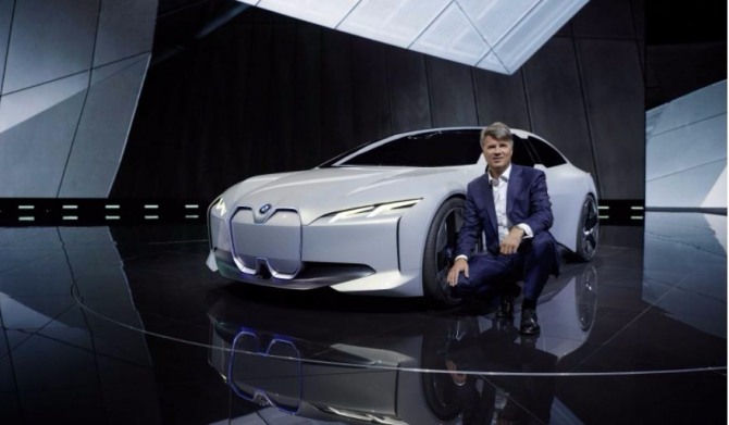 BMW그룹은 새로운 전기차 ‘i비전 다이나믹스'를 공개했다. 