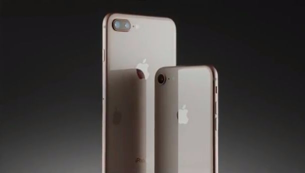 13일 오전 ‘스티브 잡스 극장(Steve Jobs Theater)’에서 열린 2017 애플 키노트행사에서 아이폰8과 아이폰8S 모델이 공개됐다.