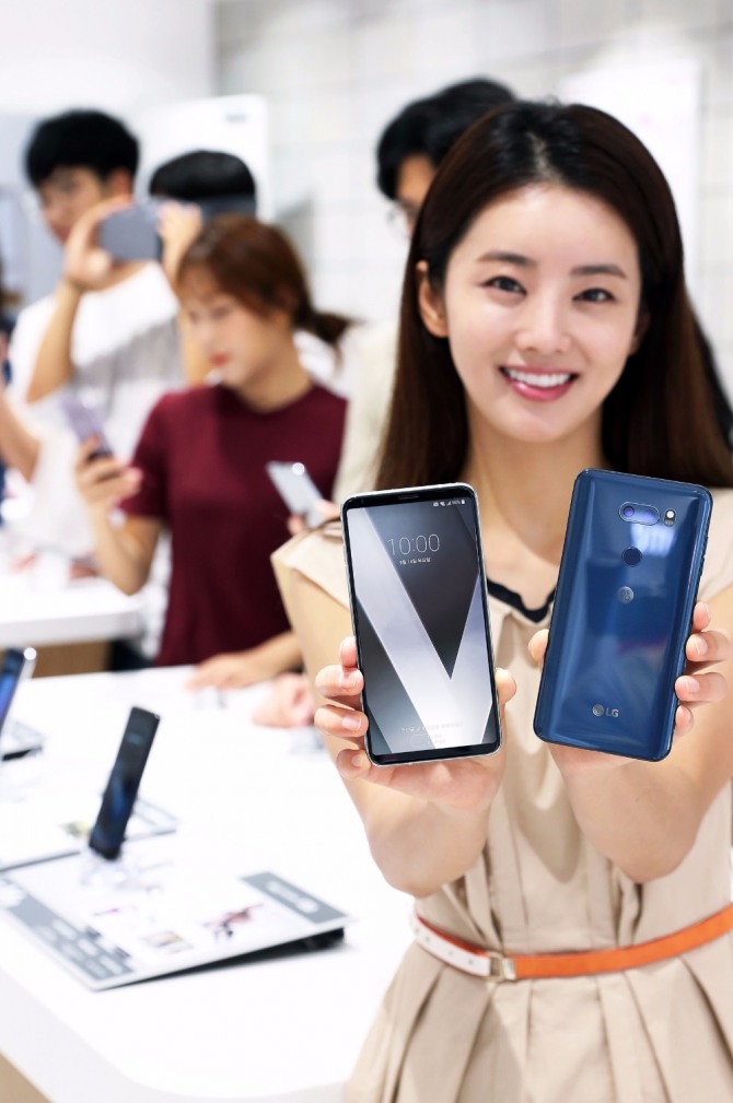 LG전자가 오는 14일부터 20일까지 일주일간 전략 프리미엄 스마트폰 ‘LG V30’ 예약 판매를 실시한다. 예약 구매는 이동통신 3사 홈페이지와 가까운 대리점에서 신청할 수 있다. 