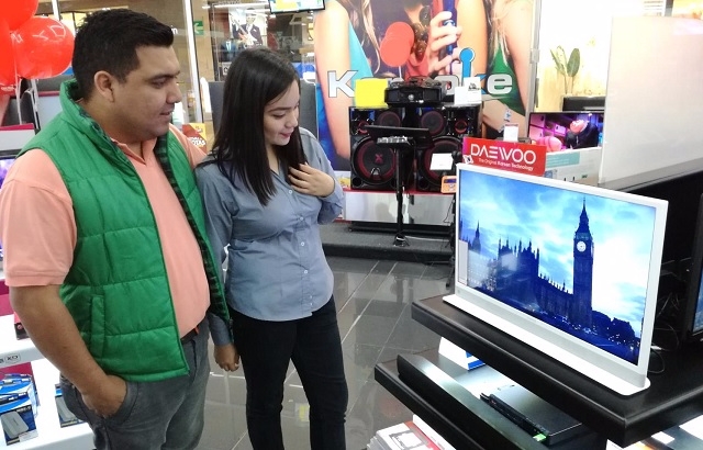 과테말라 가전양판점 ‘맥스’에서 한 소비자가 동부대우전자 인테리어 TV '허그'를 보고 있다.