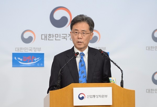 김현종 통상교섭본부장이 새 정부 출범 후 첫 통상조약 국내대책위원회를 열었다. 