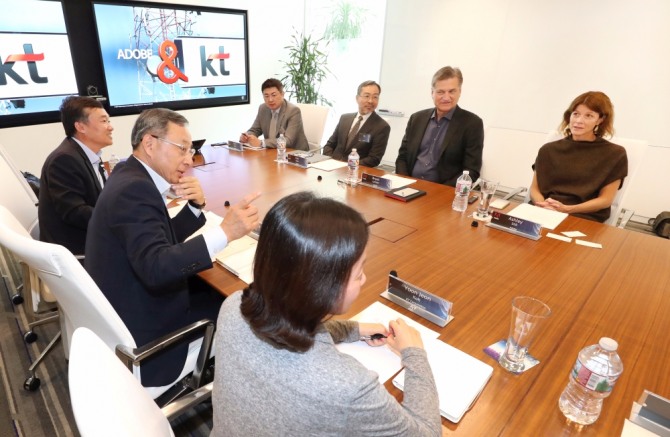 KT 황창규 회장(앞줄 왼쪽 2번째)은 어도비(Adobe Systems) 새너제이 본사에 방문해 어도비 디지털 미디어 총괄 브라이언 램킨(Bryan Lamkin) 사장(윗줄 왼쪽 3번째)과 만나 양사 협력 기술에 대해 논의하고 있다.