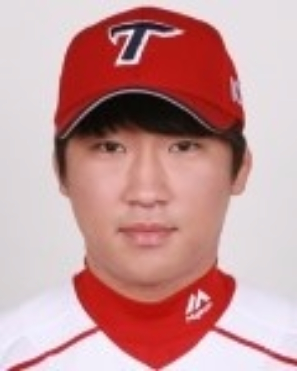 김기태 감독은 최근 무서운 상승세를 타고 있는 14일 사직 롯데자이언츠와의 경기에서 선발로 무명의 이민우를 내세웠다.